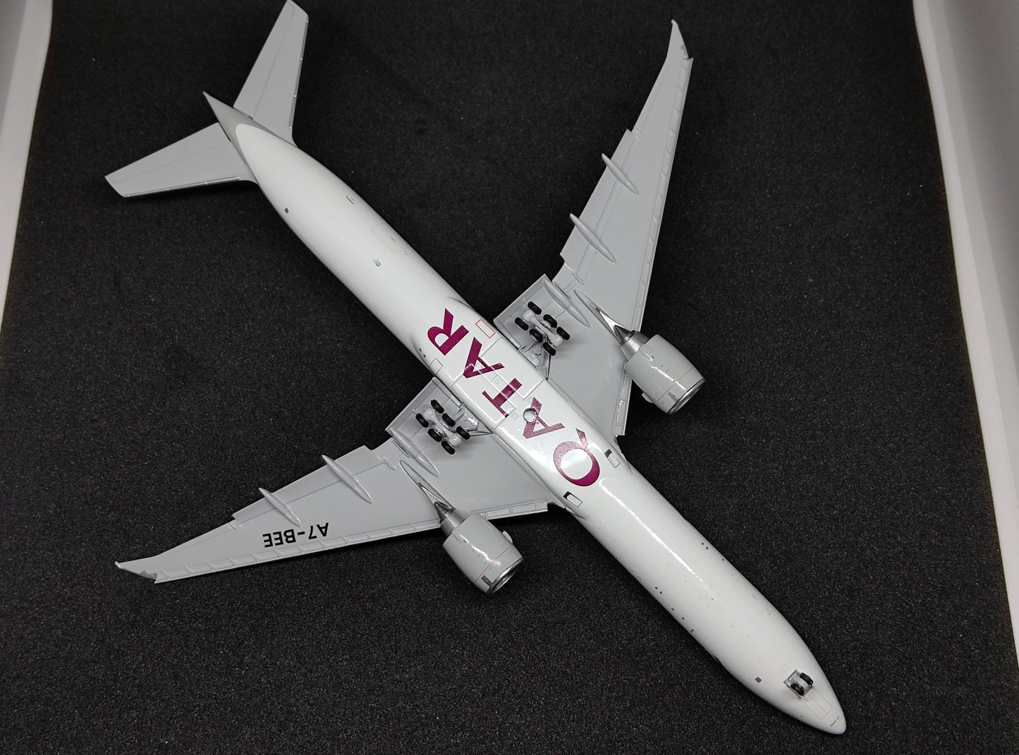 Qatar Airways Boeing 777-300ER A7-BEE (25 Years of Excellence) Flaps Down Version 1/400 Diecast Scale Model JCWings