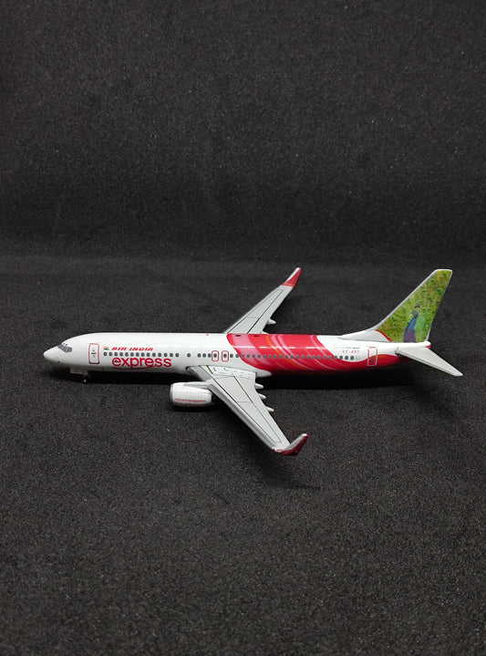 एयर इंडिया एक्सप्रेस बोइंग 737-800 VT-AXT (स्टॉर्क एंड पीकॉक) 1/400 स्केल डाईकास्ट मॉडल ब्रांड फ़ीनिक्स