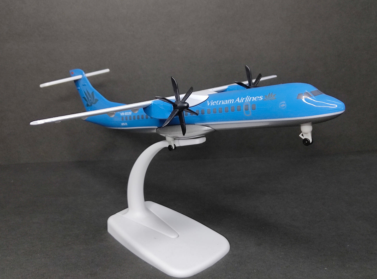 Vietnam Airlines ATR72-500 VN-B220 20cms Airplane Model