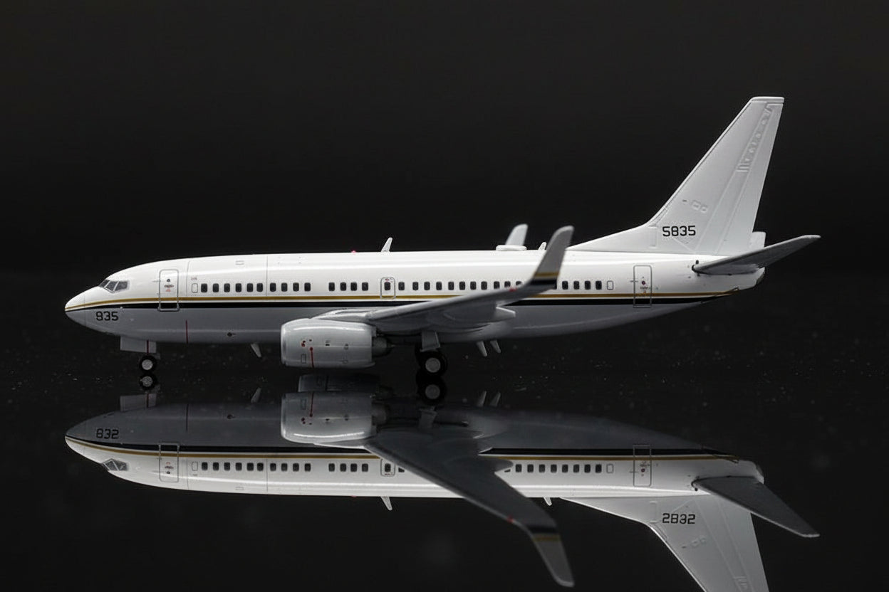 United States Navy C-40A Clipper 165835 B737 1/400 Diecast Scale Model JCWings