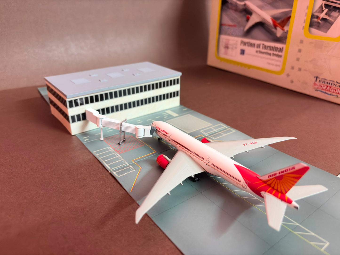 Air India Boeing 777-200LR VT-ALB with Terminal Building & Aerobridge 1/400 Diecast Scale Model Dragon Wings