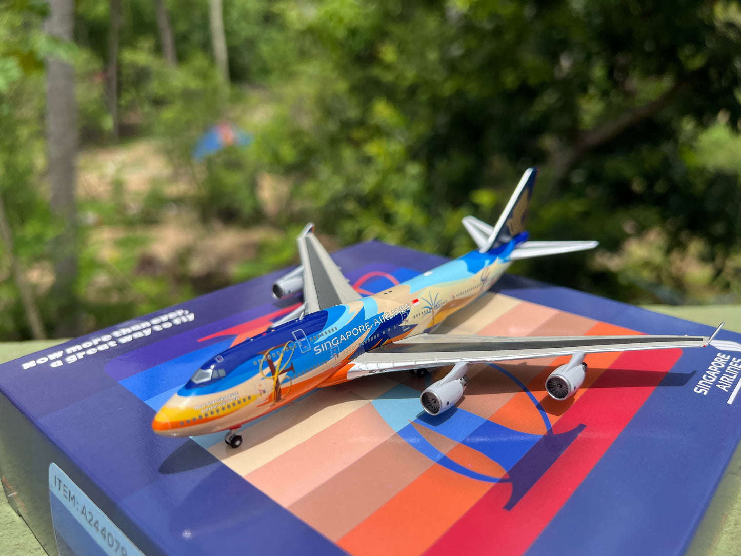 Singapore Airlines Boeing 747-400 9V-SPK Tropical Livery) 1/400 Scale Diecast Model | Apollo Models