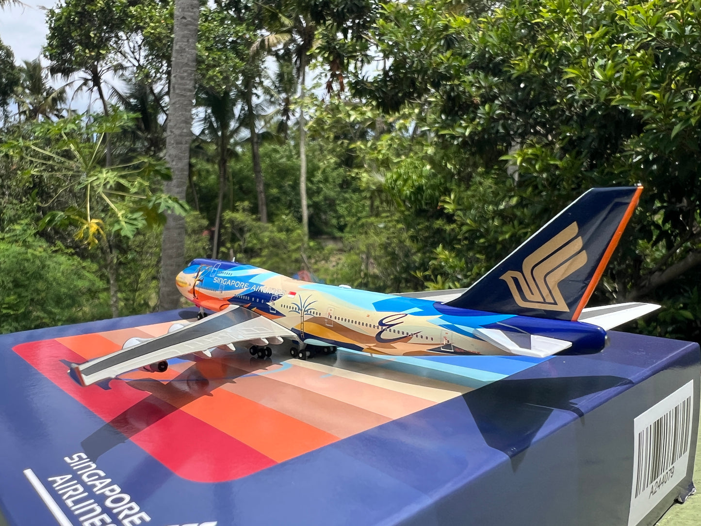 Singapore Airlines Boeing 747-400 9V-SPK Tropical Livery) 1/400 Scale Diecast Model | Apollo Models