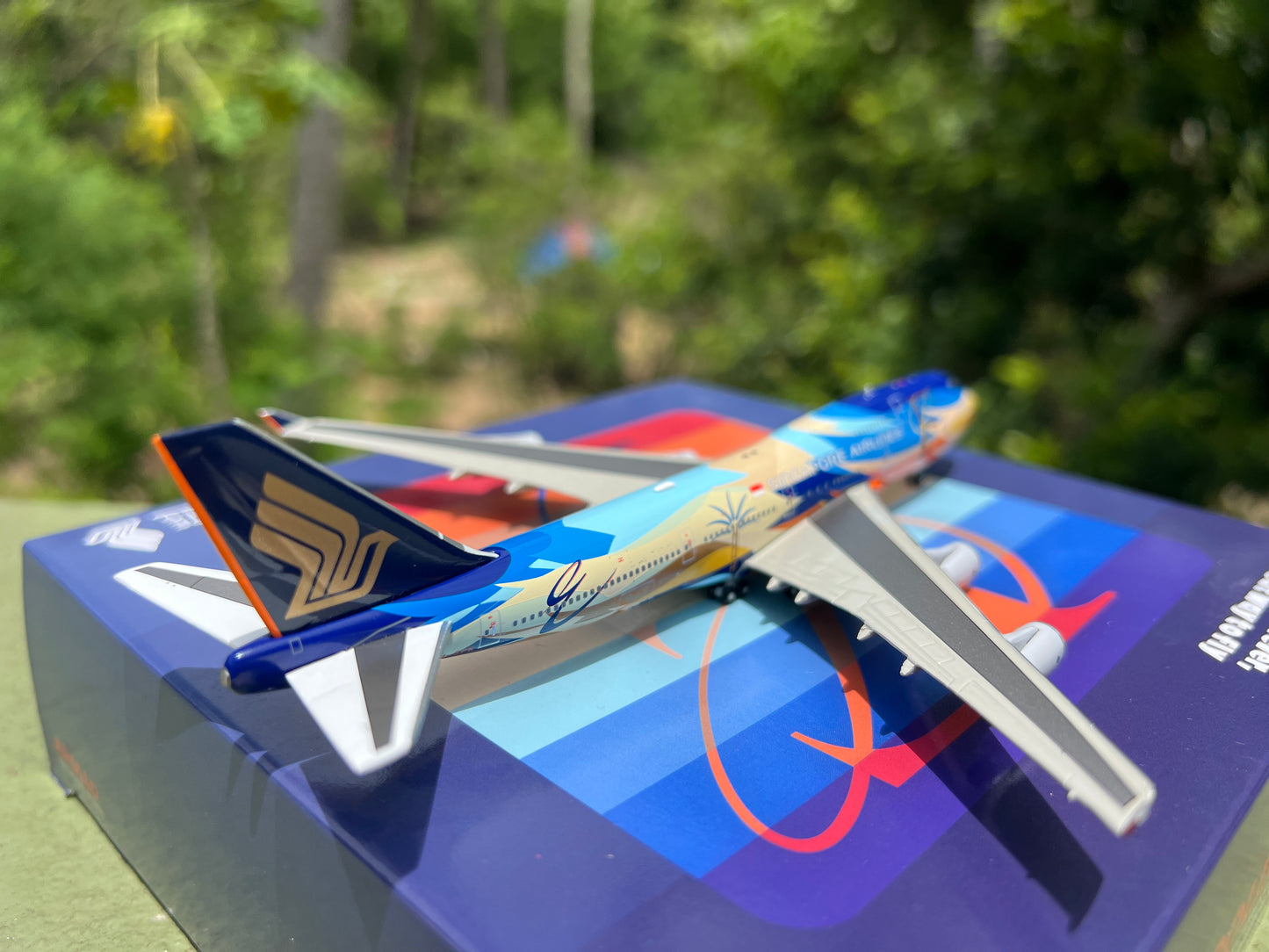 Singapore Airlines Boeing 747-400 9V-SPK Tropical Livery) 1/400 Scale Diecast Model | Apollo Models