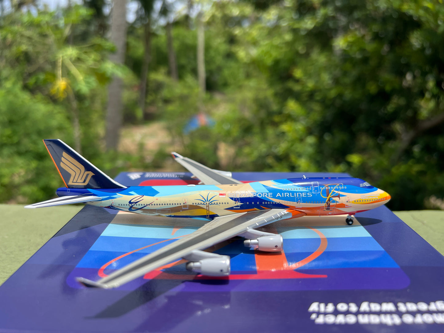Singapore Airlines Boeing 747-400 9V-SPK Tropical Livery) 1/400 Scale Diecast Model | Apollo Models