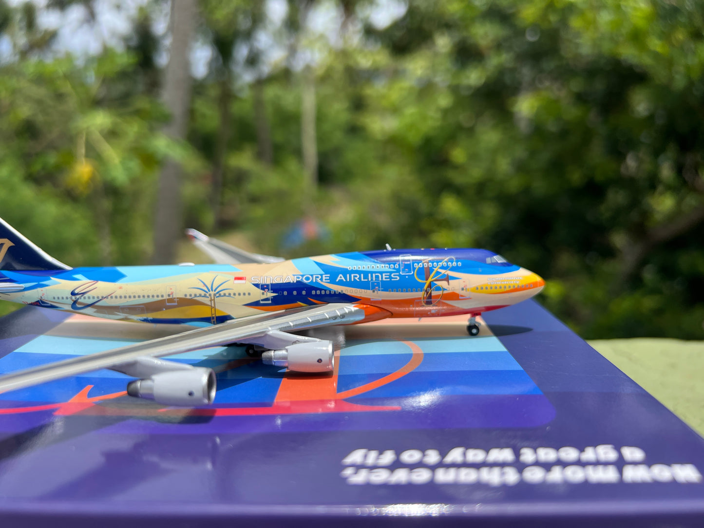 Singapore Airlines Boeing 747-400 9V-SPK Tropical Livery) 1/400 Scale Diecast Model | Apollo Models