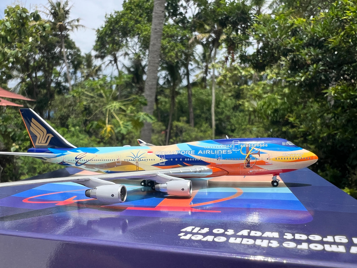 Singapore Airlines Boeing 747-400 9V-SPK Tropical Livery) 1/400 Scale Diecast Model | Apollo Models