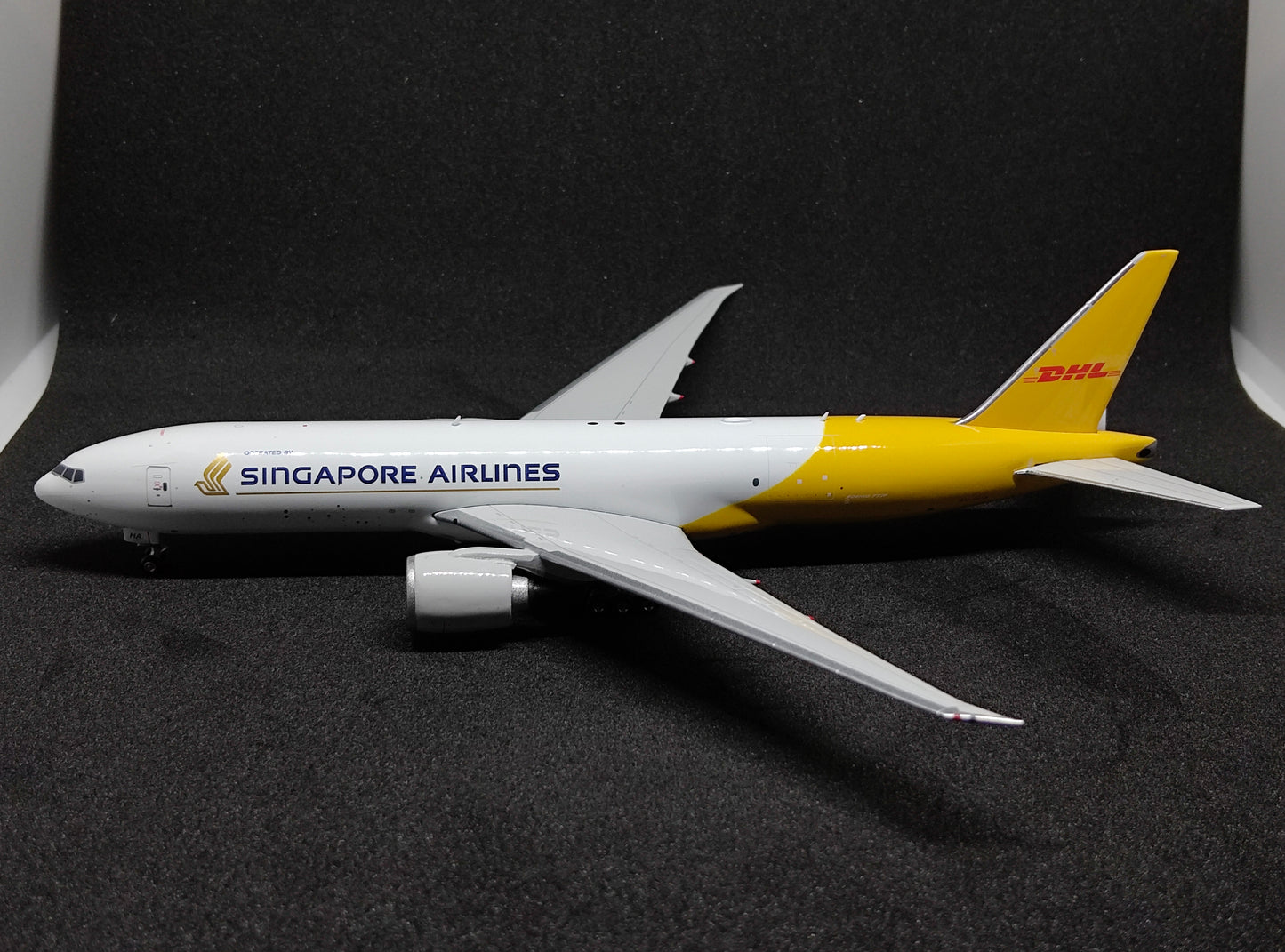 Singapore Airlines Cargo DHL Boeing 777-200LRF 9V-DHA 1/400 Phoenix Models