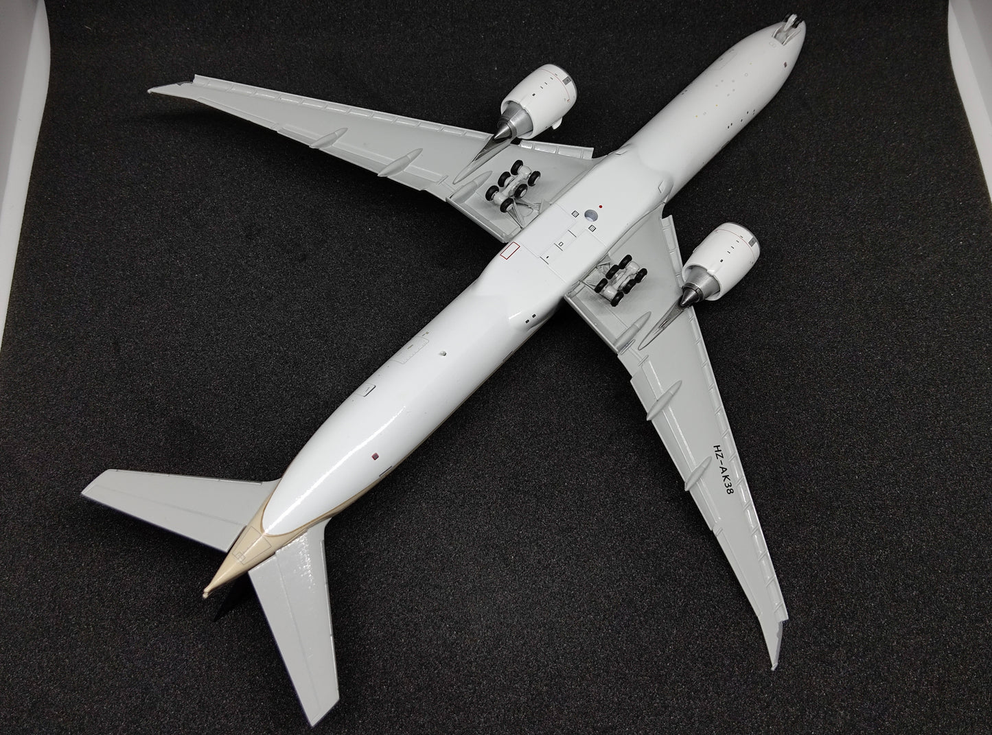 Saudia Boeing 777-300ER HZ-AK38 Flaps Down 1/400 Diecast Scale Model JCWings