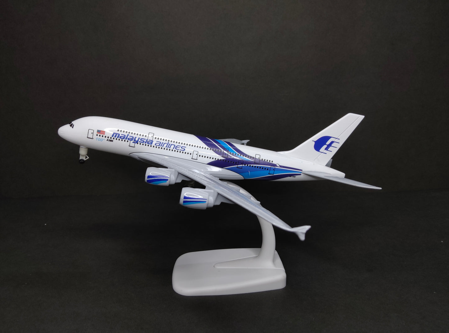 Malaysia Airlines Airbus A380-800 20cms Airplane Model