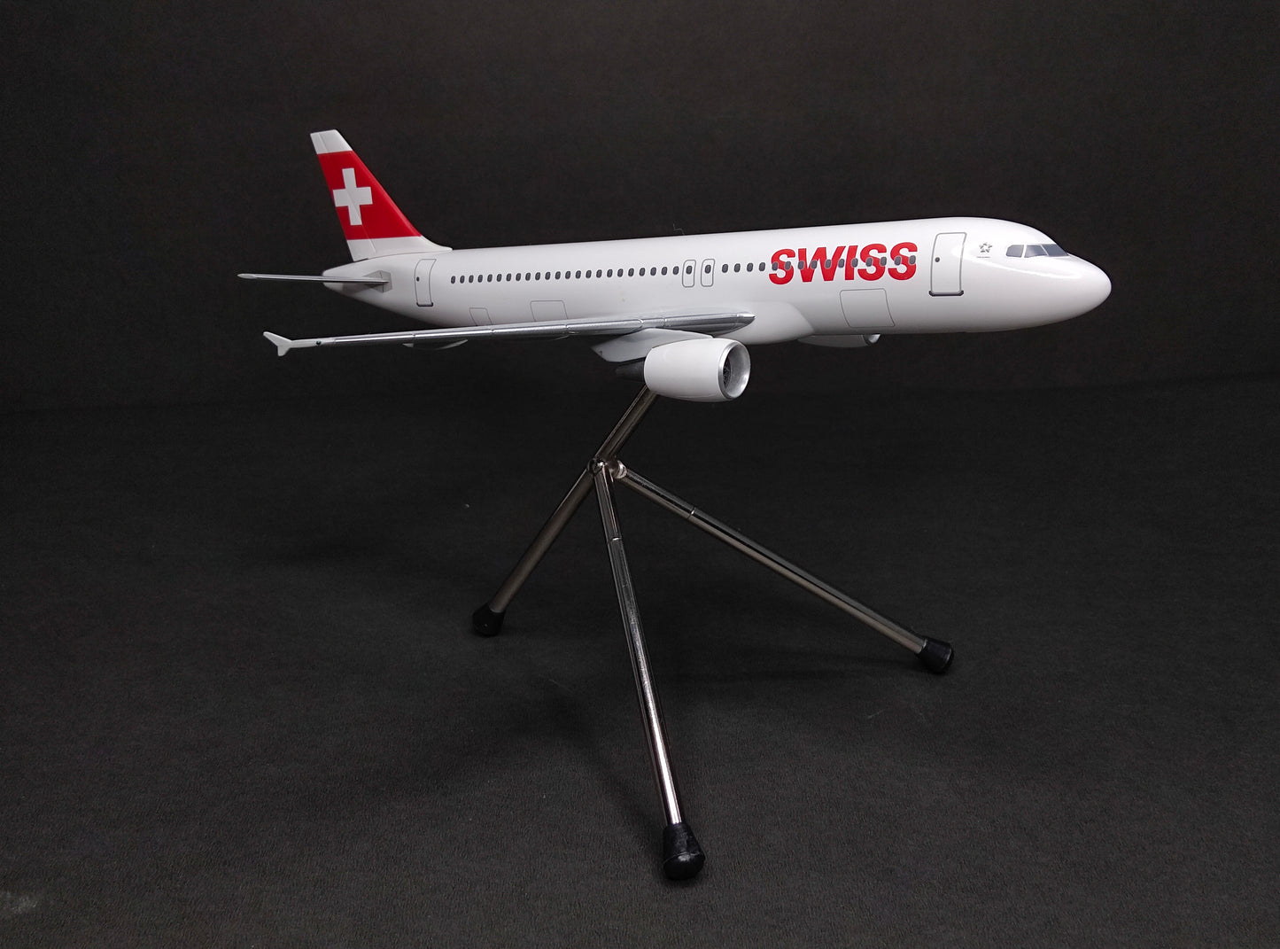 Swiss Airbus A320 1/200 Scale Snap Fit Model Hogan Wings