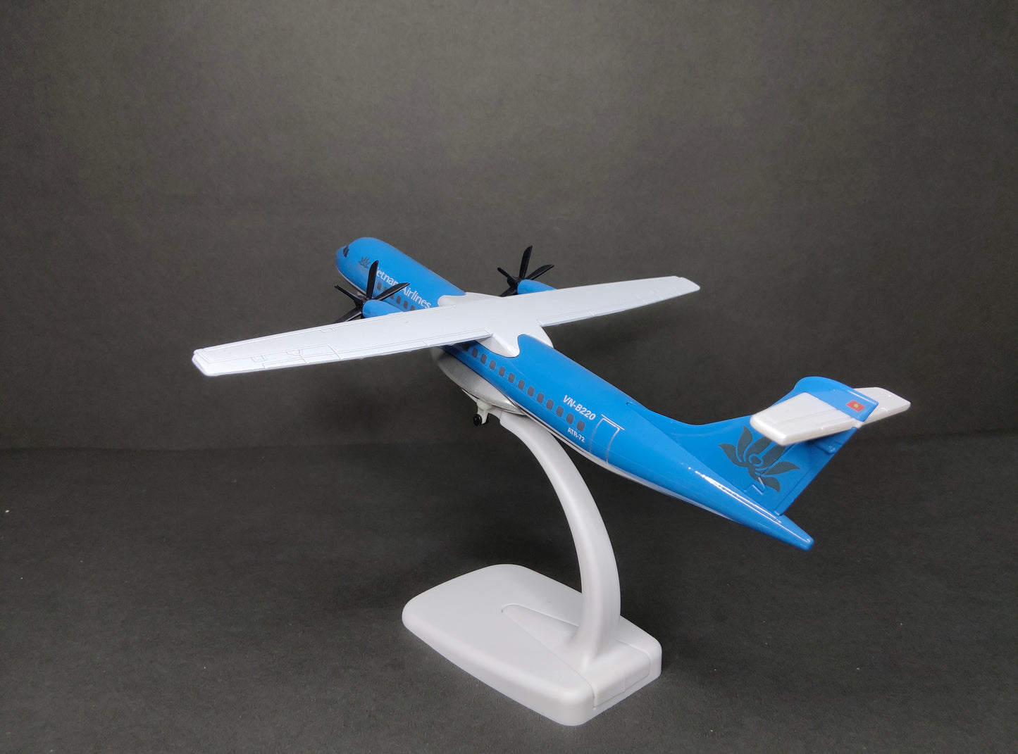 Vietnam Airlines ATR72-500 VN-B220 20cms Airplane Model