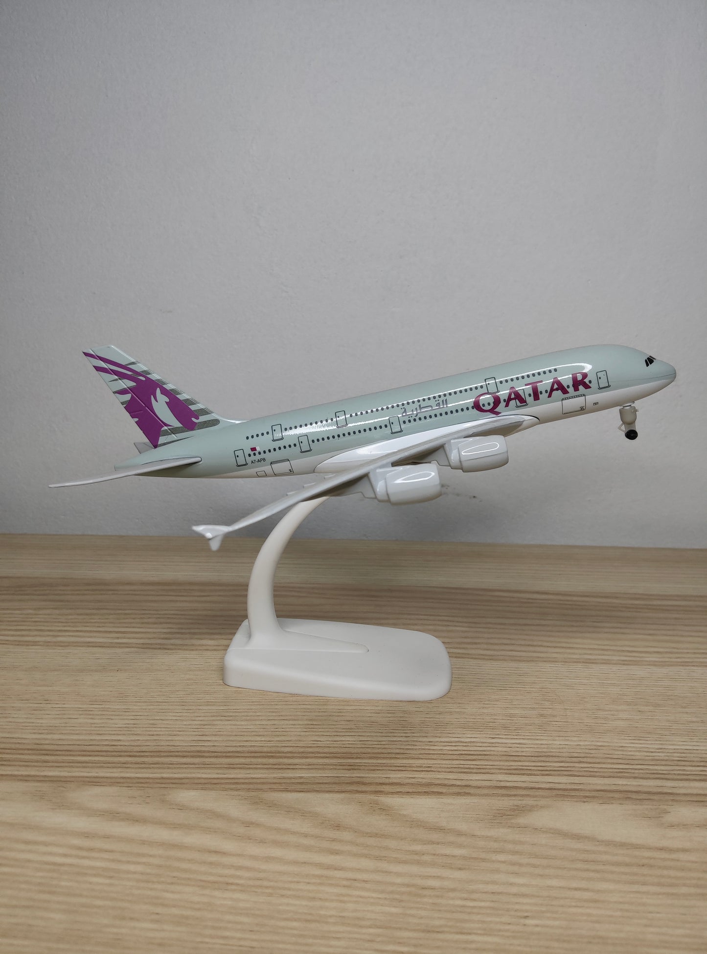 Qatar Airways Airbus A380-800 A7-APB 20cms Airplane Model