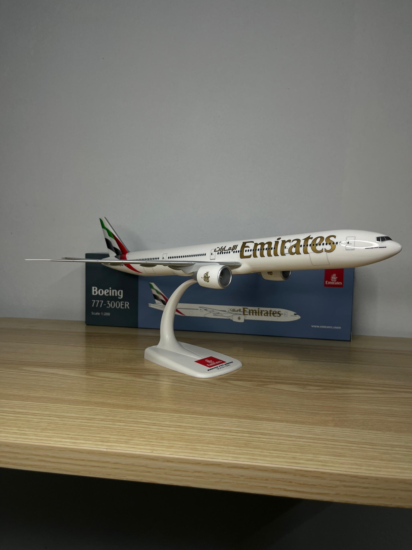 Emirates Boeing 777-300ER A6-ENV 1/200 Snap Fit Scale Model