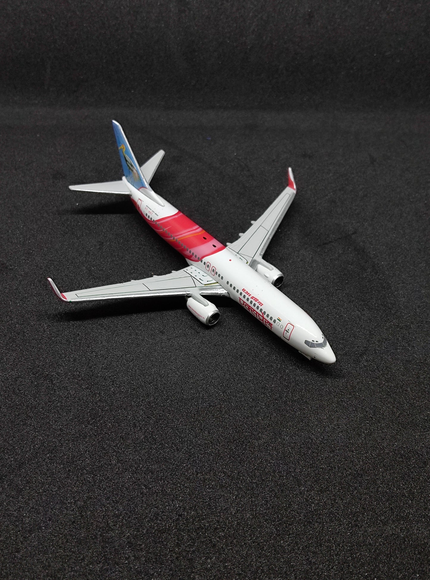 എയർ ഇന്ത്യ എക്സ്പ്രസ് ബോയിംഗ് 737-800 VT-AXT (Stork & Peacock) 1/400 സ്കെയിൽ ഡൈകാസ്റ്റ് മോഡൽ ബ്രാൻഡ് ഫീനിക്സ്
