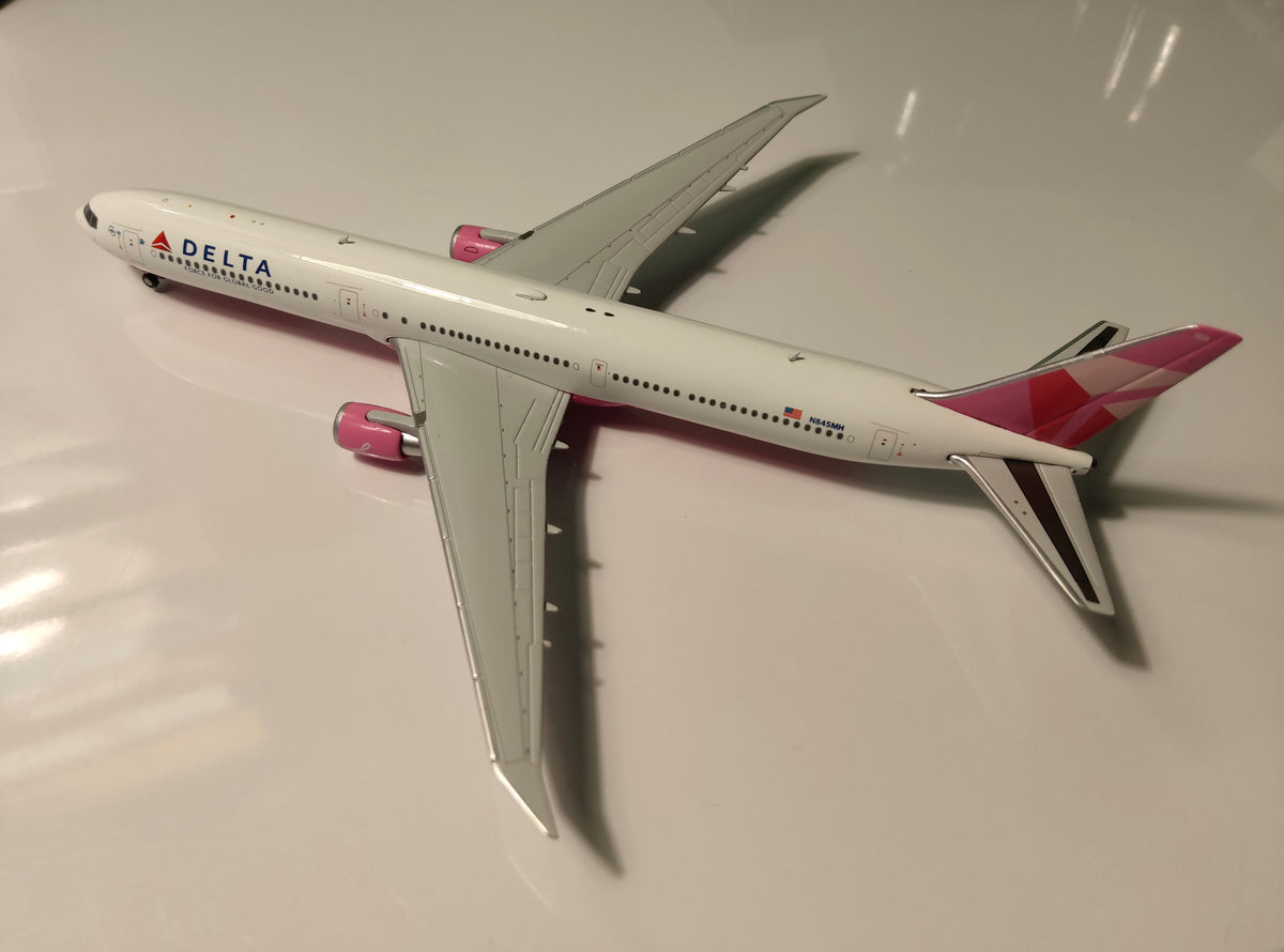 Delta Airlines Boeing B767-400 N845MH Evelyn H. Lauder (Breast Cancer Research Foundation) 1/400 Diecast Scale Model GeminiJets