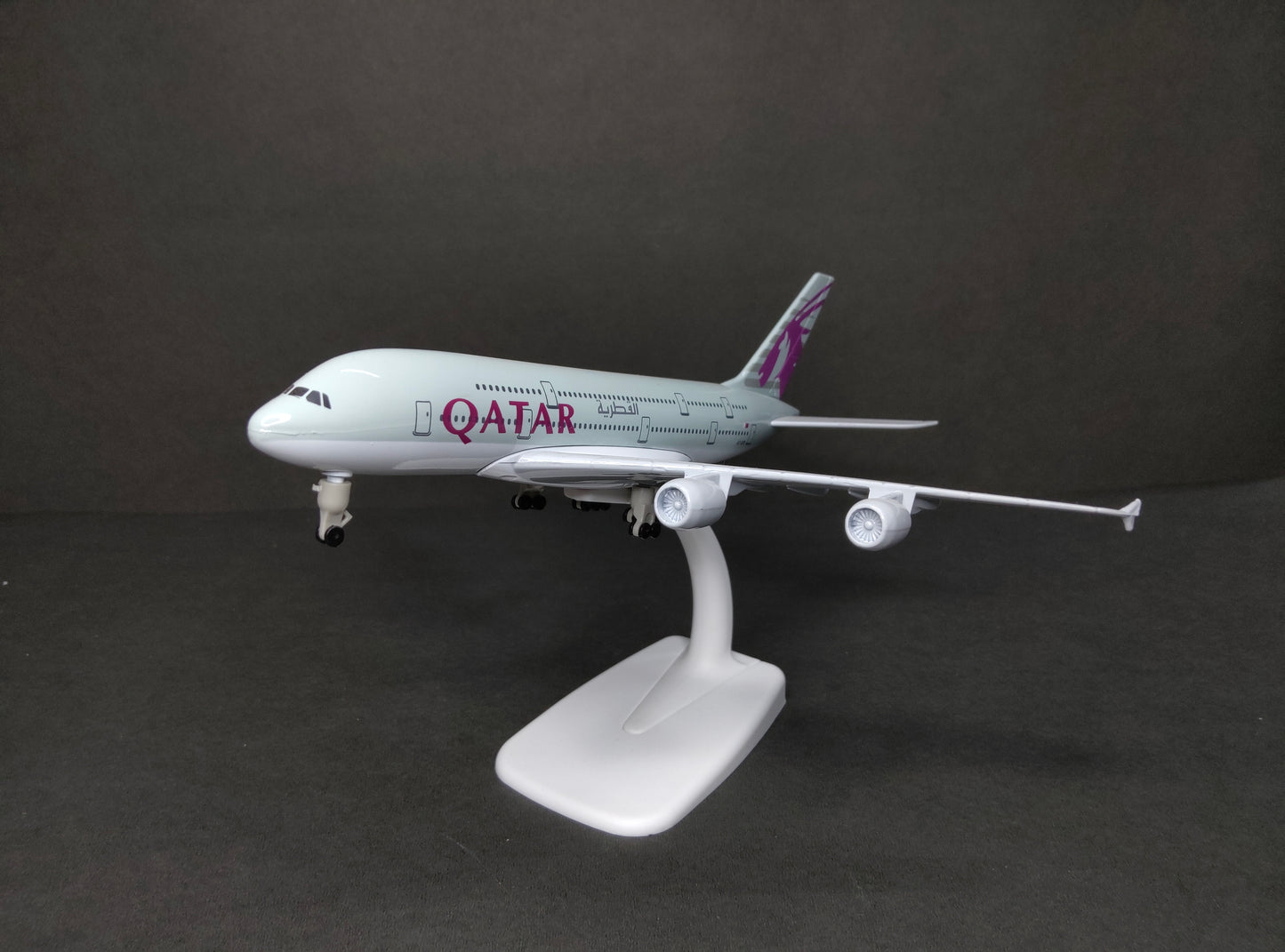 Qatar Airways Airbus A380-800 A7-APB 20cms Airplane Model
