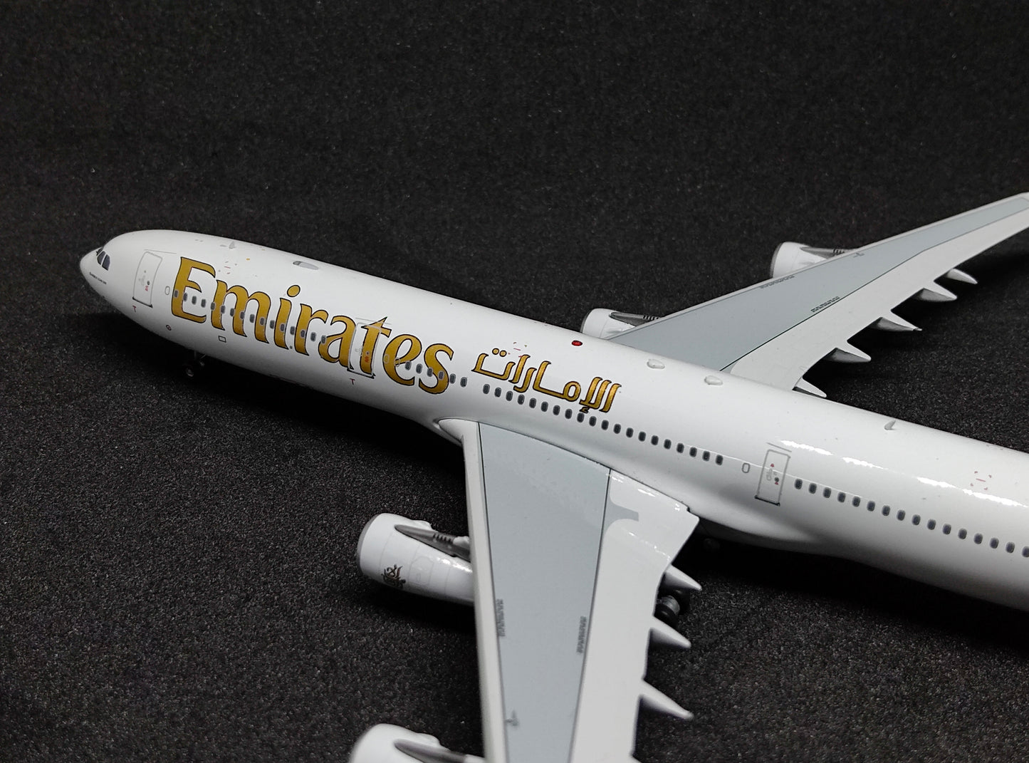 Emirates Airbus A340-300 A6-ERS 1/400 Diecast Model Aviation400
