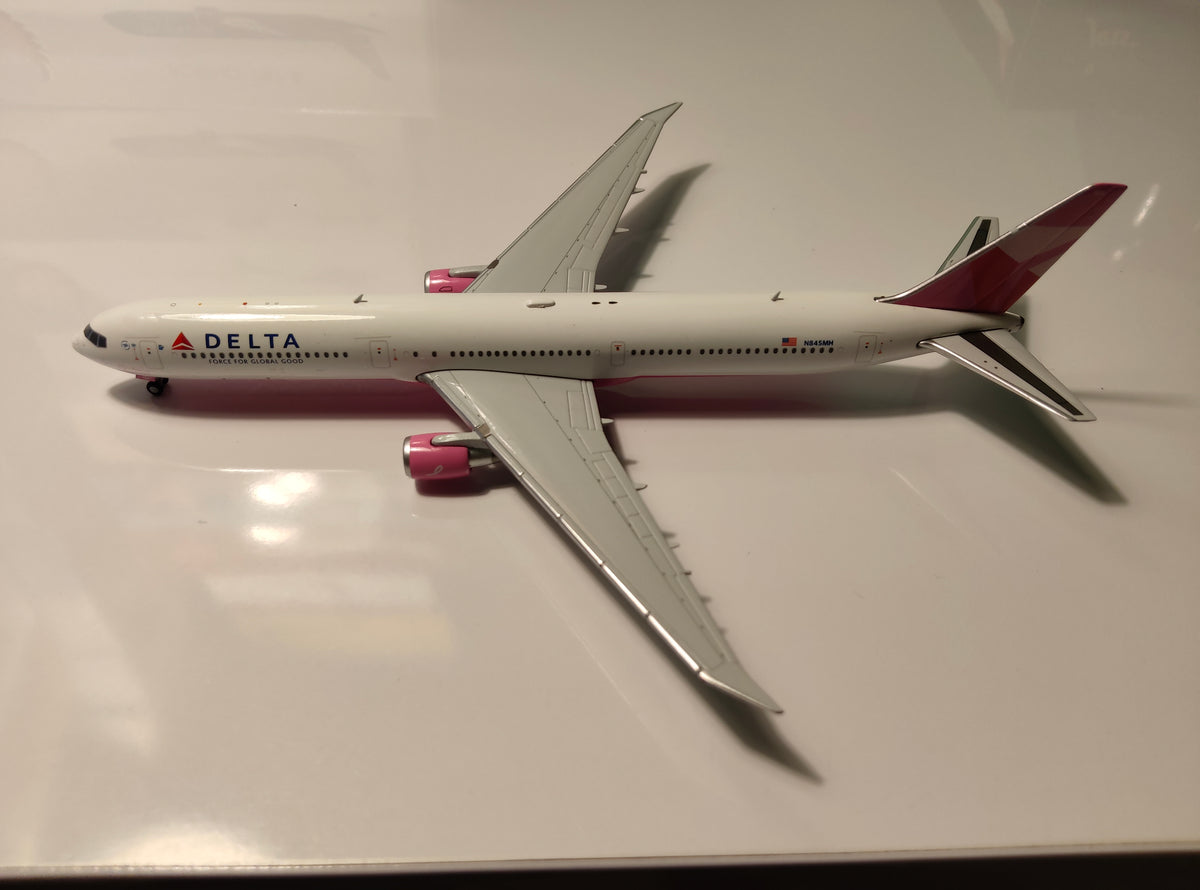 Delta Airlines Boeing B767-400 N845MH Evelyn H. Lauder (Breast Cancer Research Foundation) 1/400 Diecast Scale Model GeminiJets