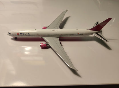 Delta Airlines Boeing B767-400 N845MH Evelyn H. Lauder (Breast Cancer Research Foundation) 1/400 Diecast Scale Model GeminiJets