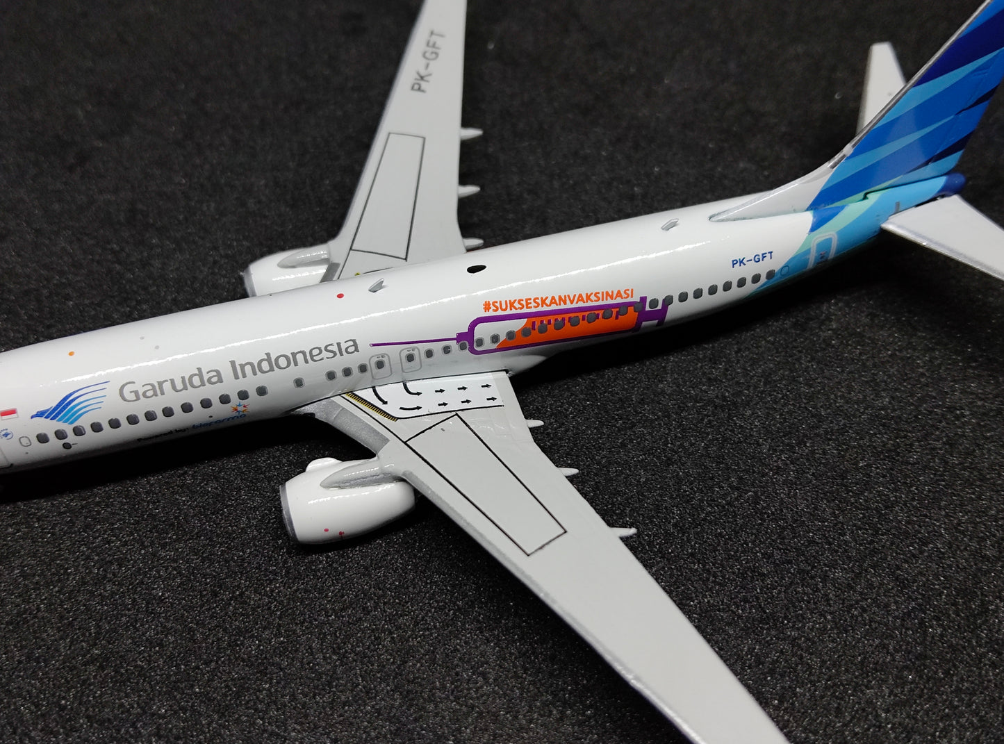 Garuda Indonesia Boeing B737-800 PK-GFT (#SukseskanVaksinasi Livery) 1/400 Diecast Scale Model Phoenix