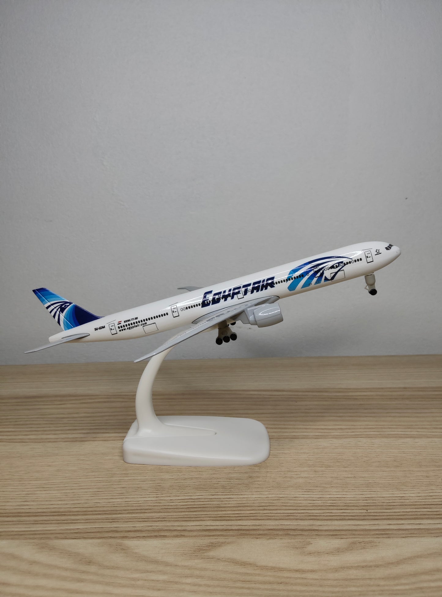 Egypt Air Boeing 777-300 SU-GDM 20cms Airplane Model