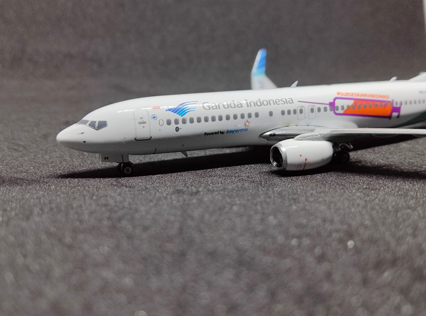 Garuda Indonesia Boeing B737-800 PK-GFT (#SukseskanVaksinasi Livery) 1/400 Diecast Scale Model Phoenix
