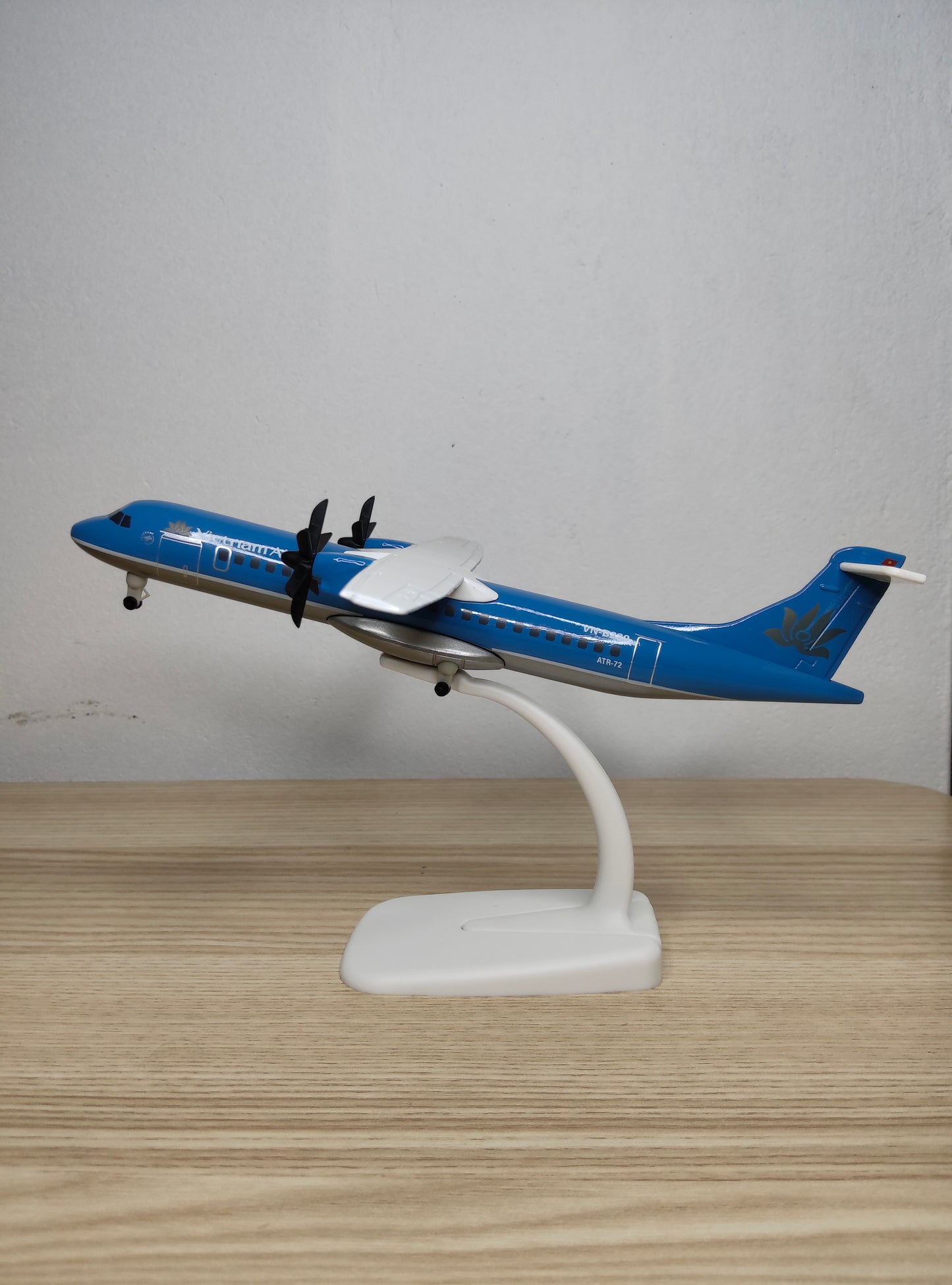Vietnam Airlines ATR72-500 VN-B220 20cms Airplane Model