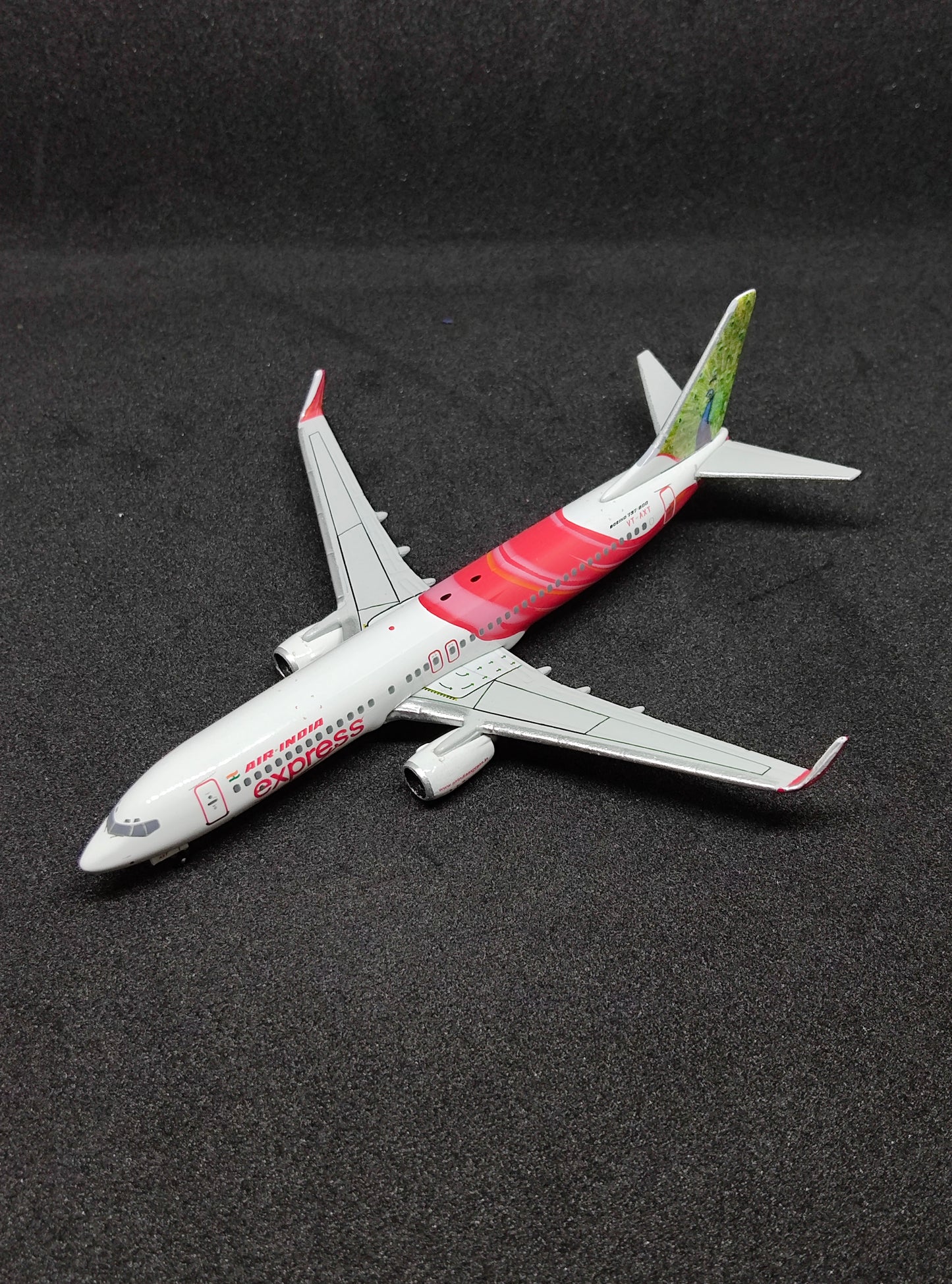 എയർ ഇന്ത്യ എക്സ്പ്രസ് ബോയിംഗ് 737-800 VT-AXT (Stork & Peacock) 1/400 സ്കെയിൽ ഡൈകാസ്റ്റ് മോഡൽ ബ്രാൻഡ് ഫീനിക്സ്