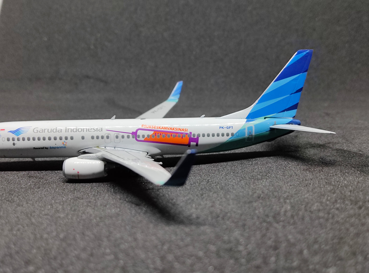 Garuda Indonesia Boeing B737-800 PK-GFT (#SukseskanVaksinasi Livery) 1/400 Diecast Scale Model Phoenix