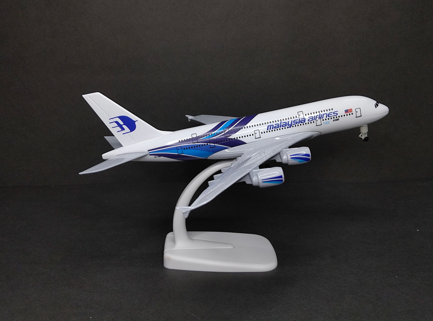 Malaysia Airlines Airbus A380-800 20cms Airplane Model