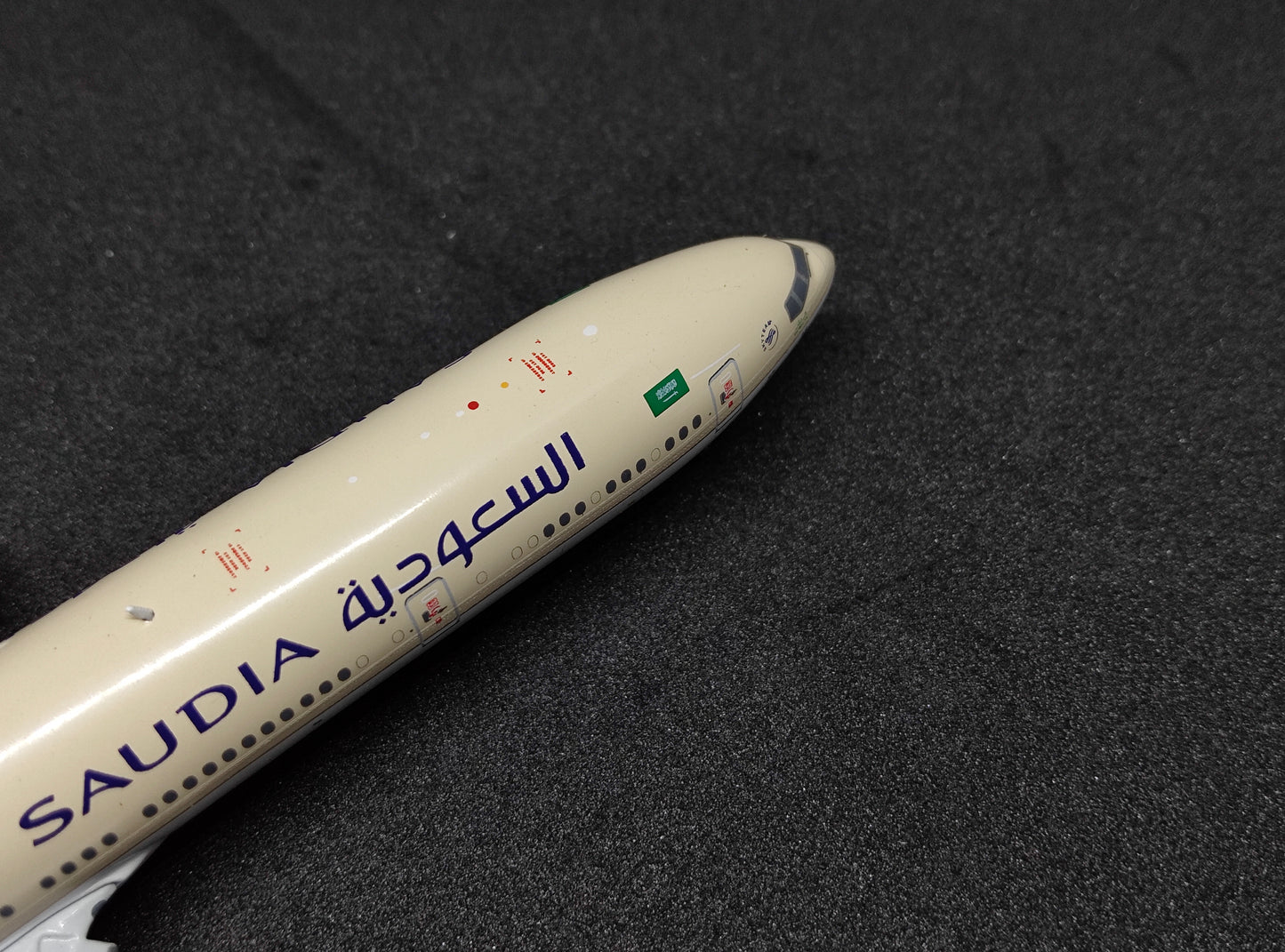 Saudia Boeing 777-300ER HZ-AK38 Flaps Down 1/400 Diecast Scale Model JCWings