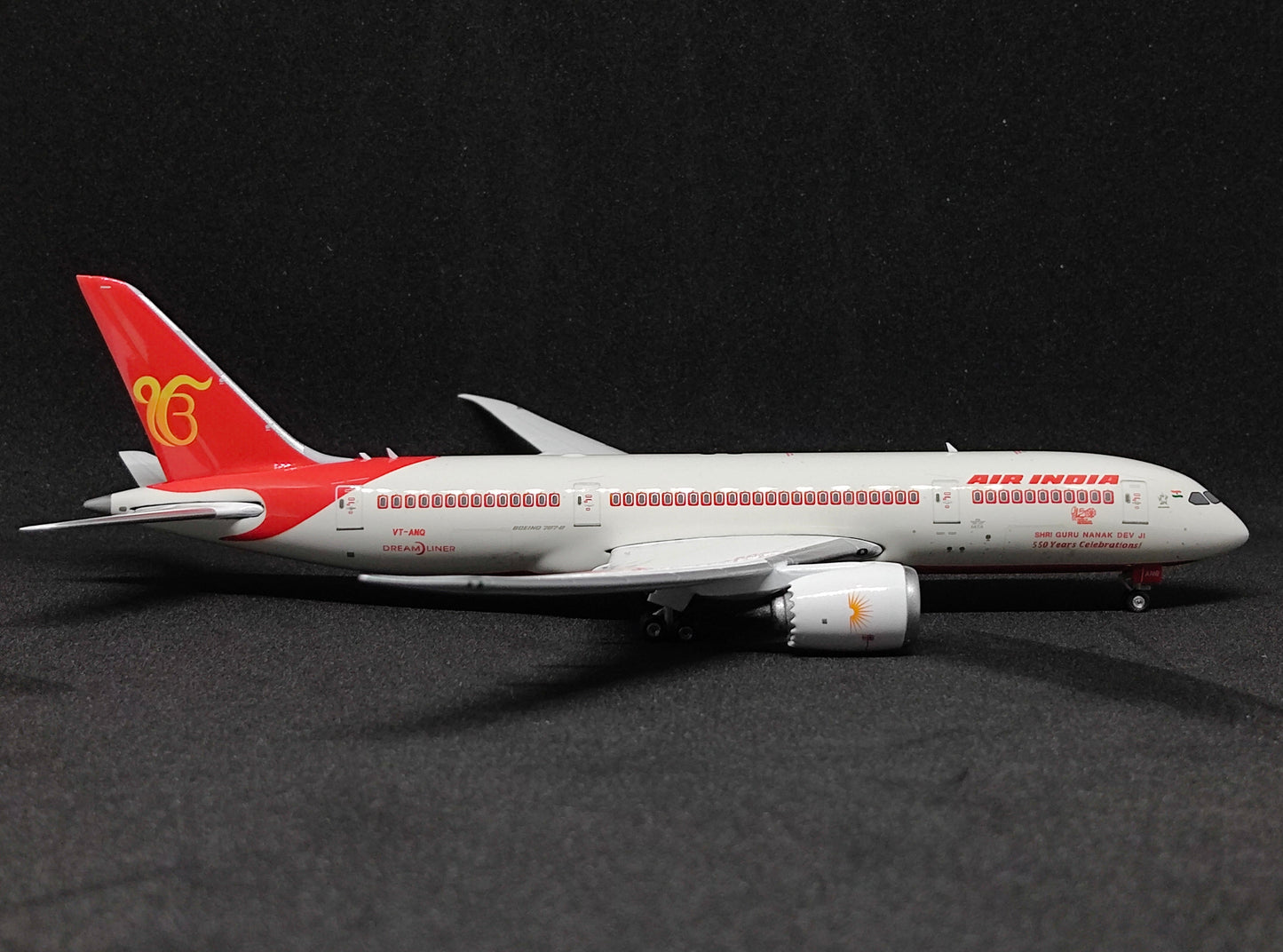 Air India Boeing 787-8 (Shri Guru Nanak Dev Ji 550 Years Celebration Livery) VT-ANQ 1/400 Aircraft Scale Model Phoenix