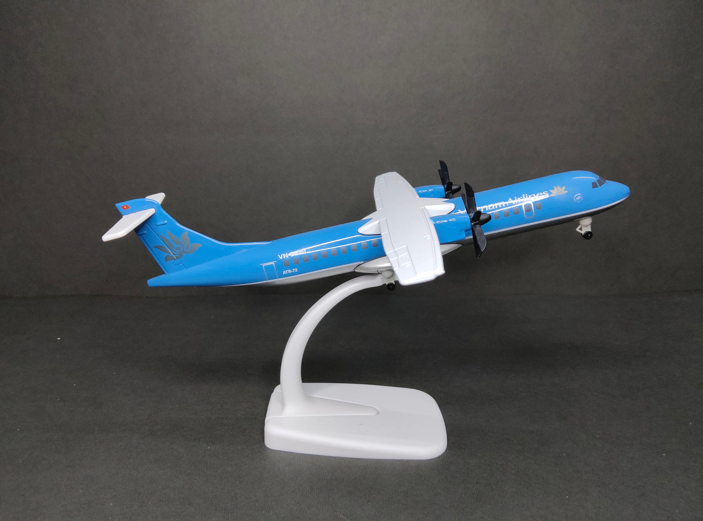Vietnam Airlines ATR72-500 VN-B220 20cms Airplane Model