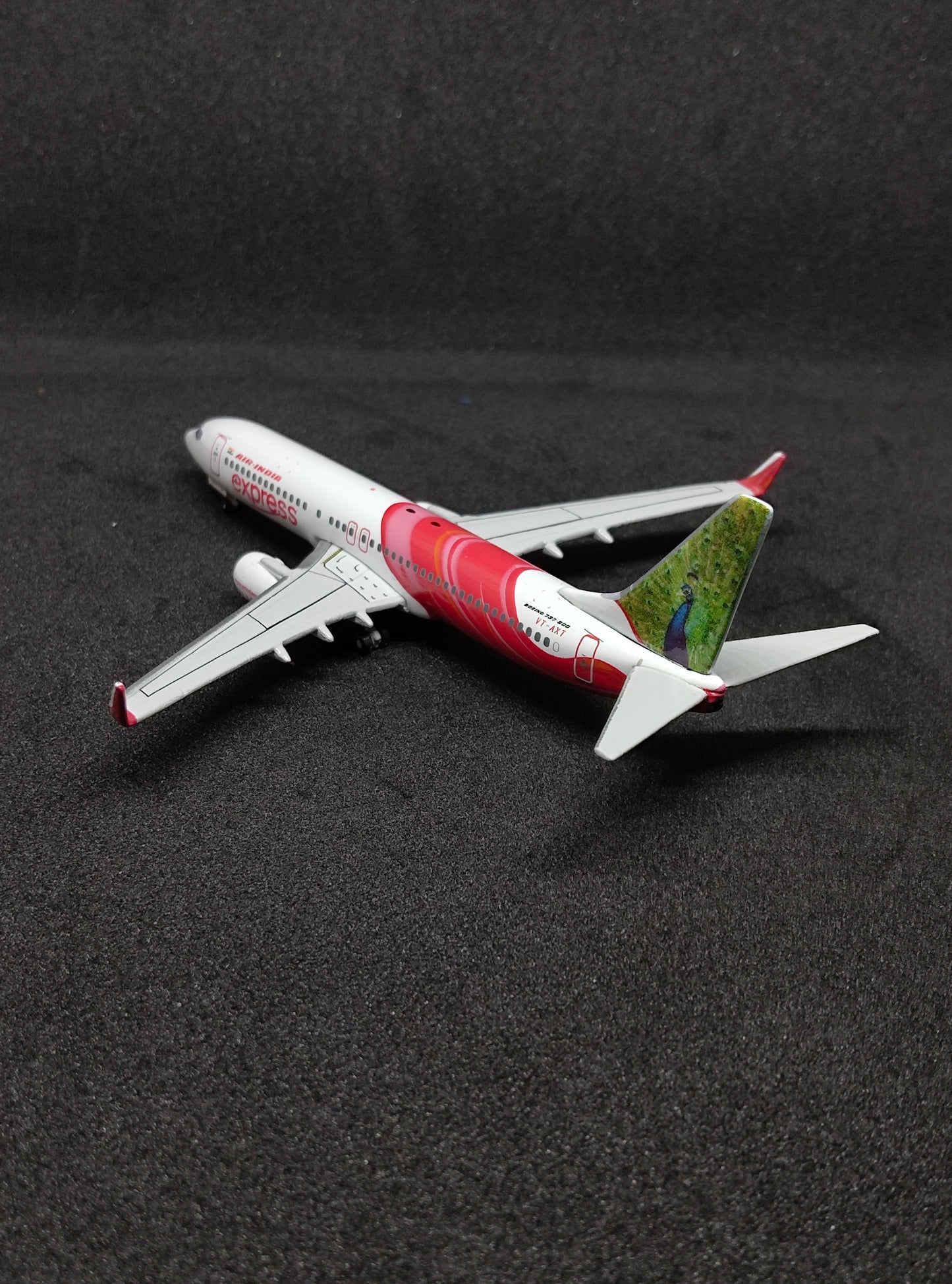 എയർ ഇന്ത്യ എക്സ്പ്രസ് ബോയിംഗ് 737-800 VT-AXT (Stork & Peacock) 1/400 സ്കെയിൽ ഡൈകാസ്റ്റ് മോഡൽ ബ്രാൻഡ് ഫീനിക്സ്