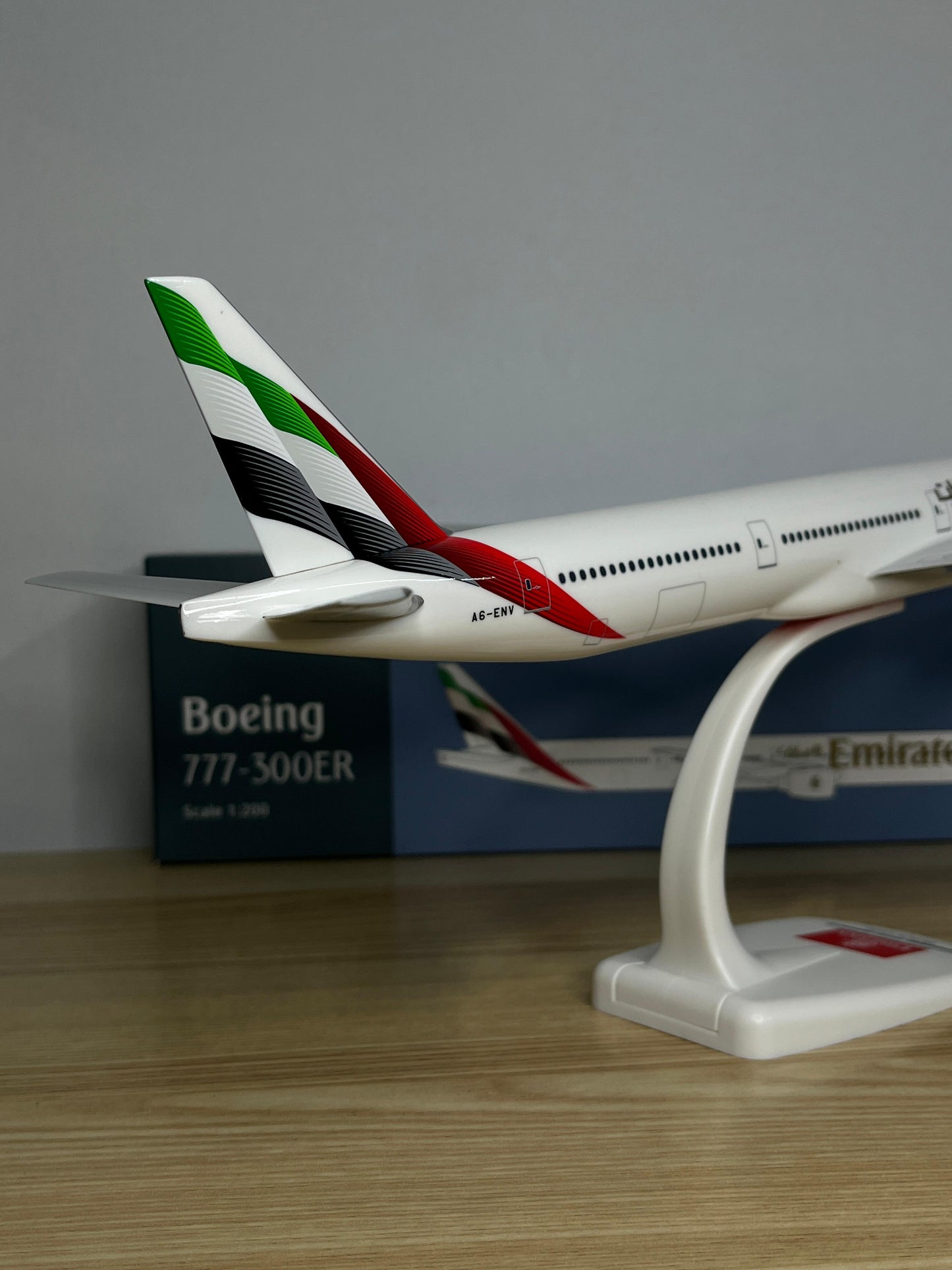 Emirates Boeing 777-300ER A6-ENV 1/200 Snap Fit Scale Model