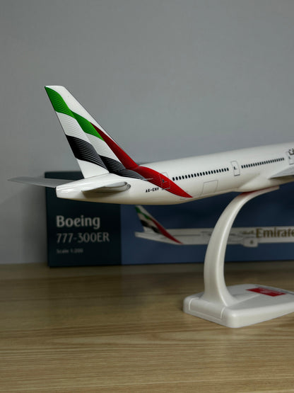 Emirates Boeing 777-300ER A6-ENV 1/200 Snap Fit Scale Model