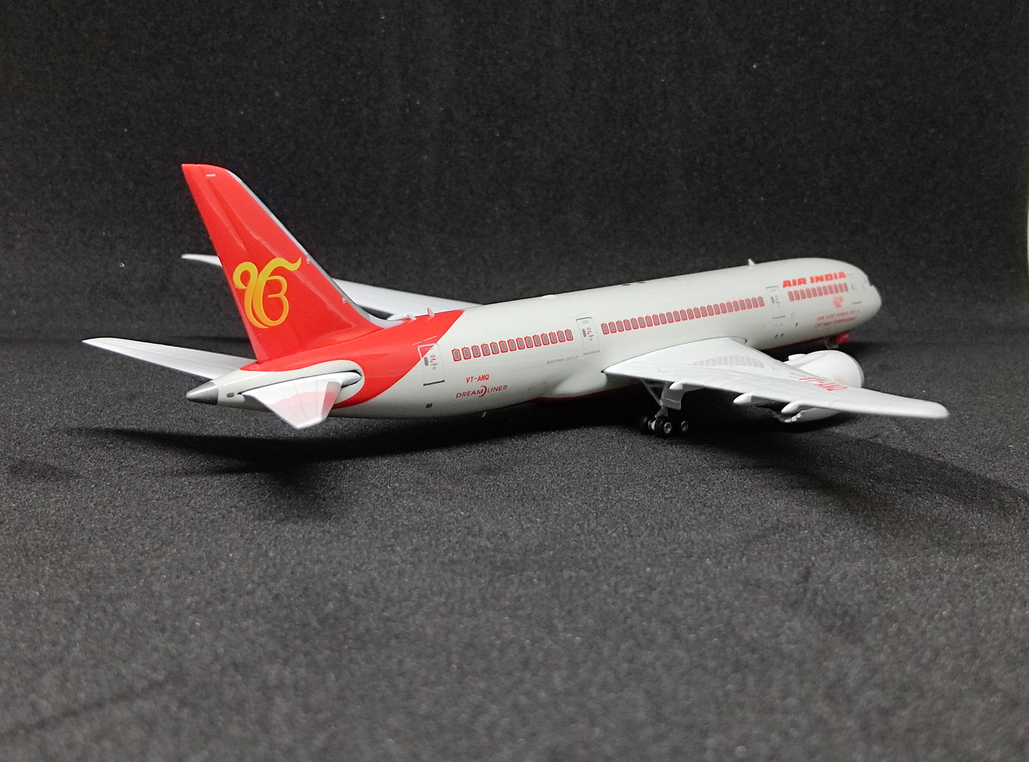 Air India Boeing 787-8 (Shri Guru Nanak Dev Ji 550 Years Celebration Livery) VT-ANQ 1/400 Aircraft Scale Model Phoenix