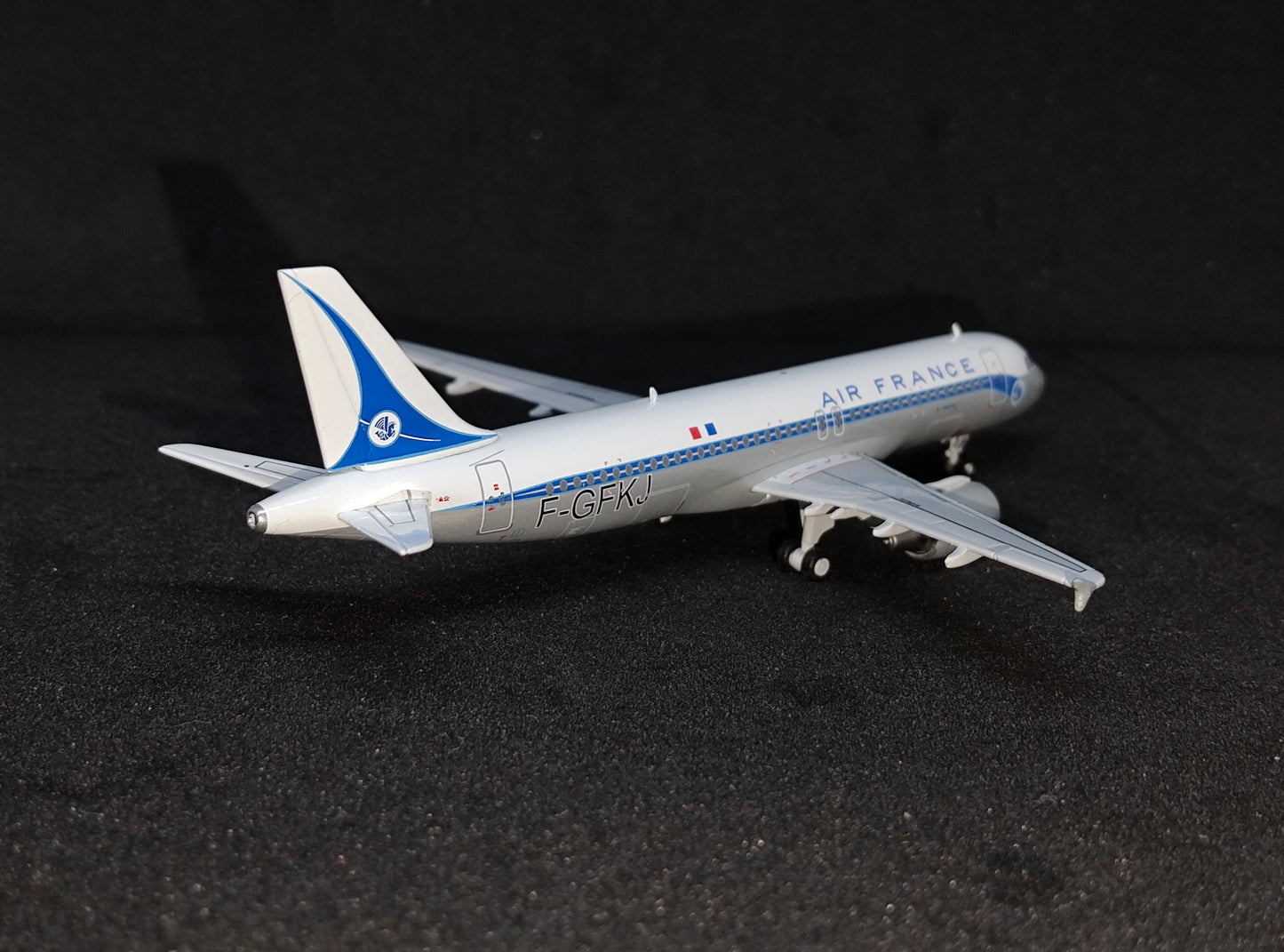 Air France Airbus A320-200 F-GFKJ (Retro Livery) 1/400 Diecast Scale Model Aviation400