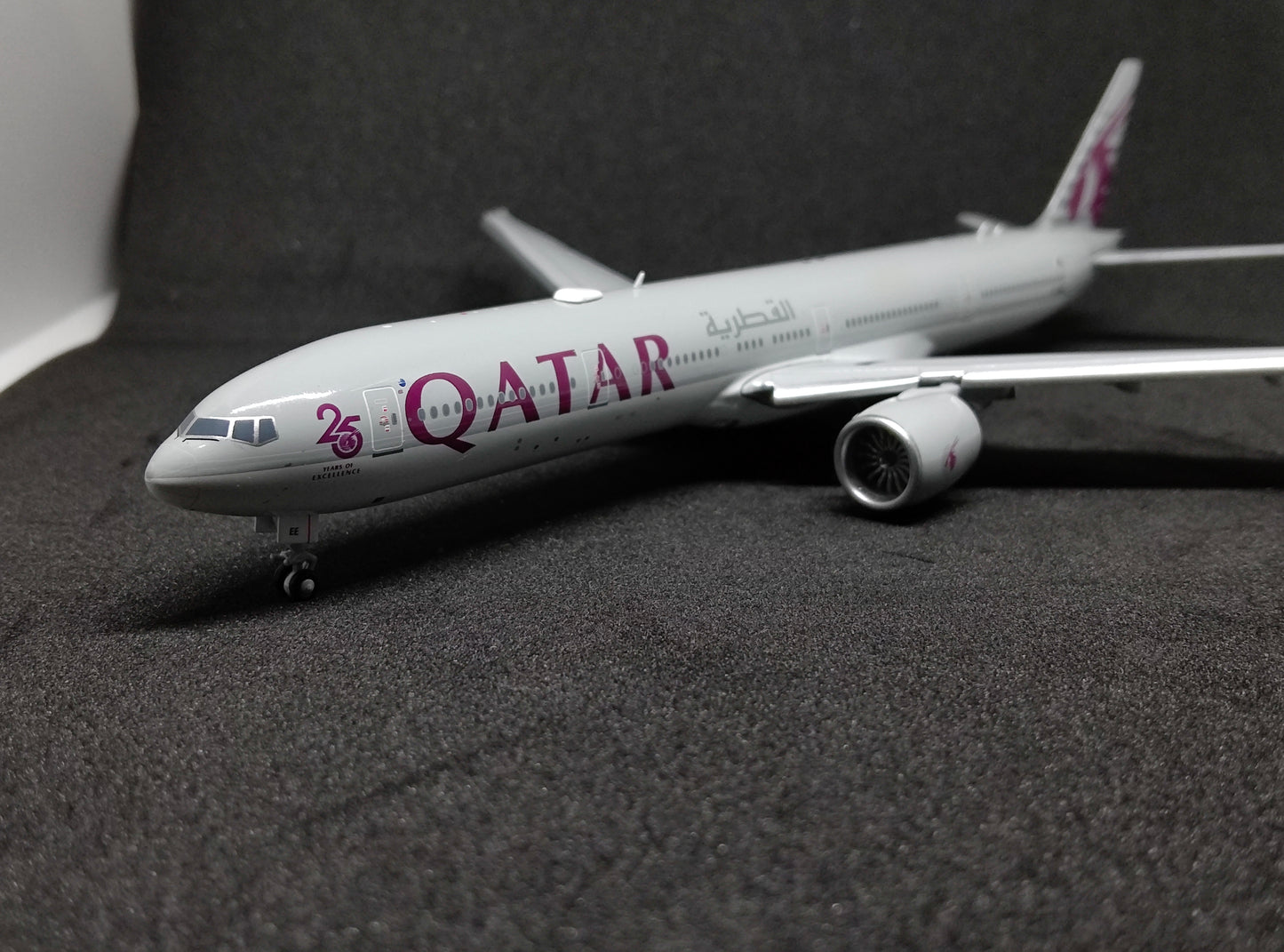 Qatar Airways Boeing 777-300ER A7-BEE (25 Years of Excellence) Flaps Down Version 1/400 Diecast Scale Model JCWings