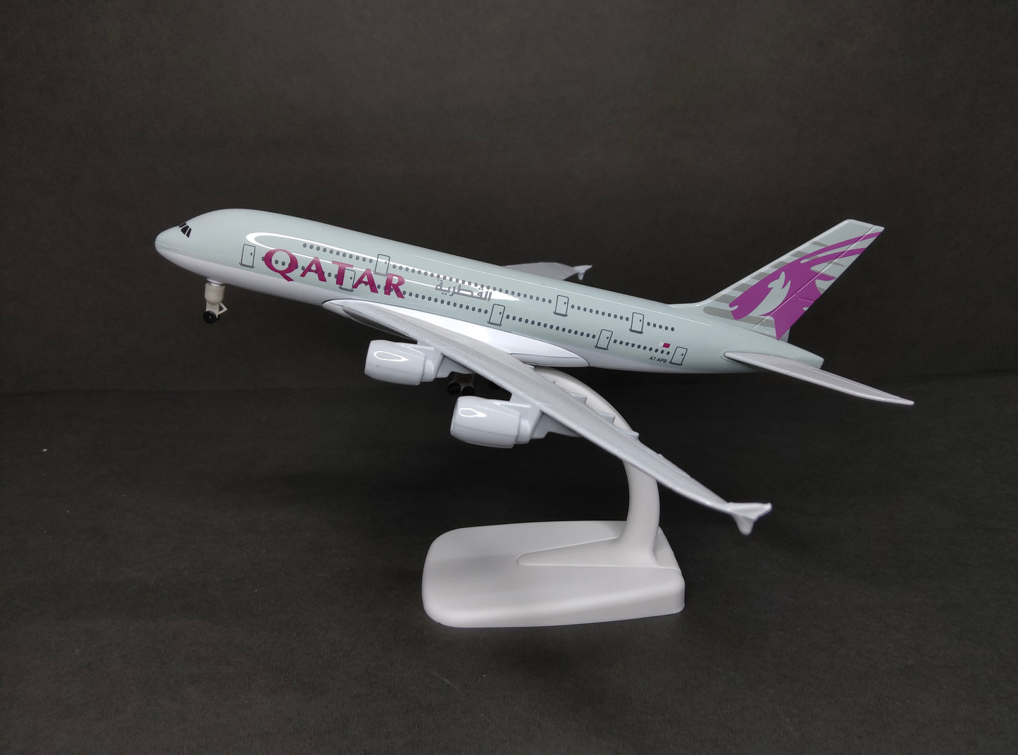 Qatar Airways Airbus A380-800 A7-APB 20cms Airplane Model