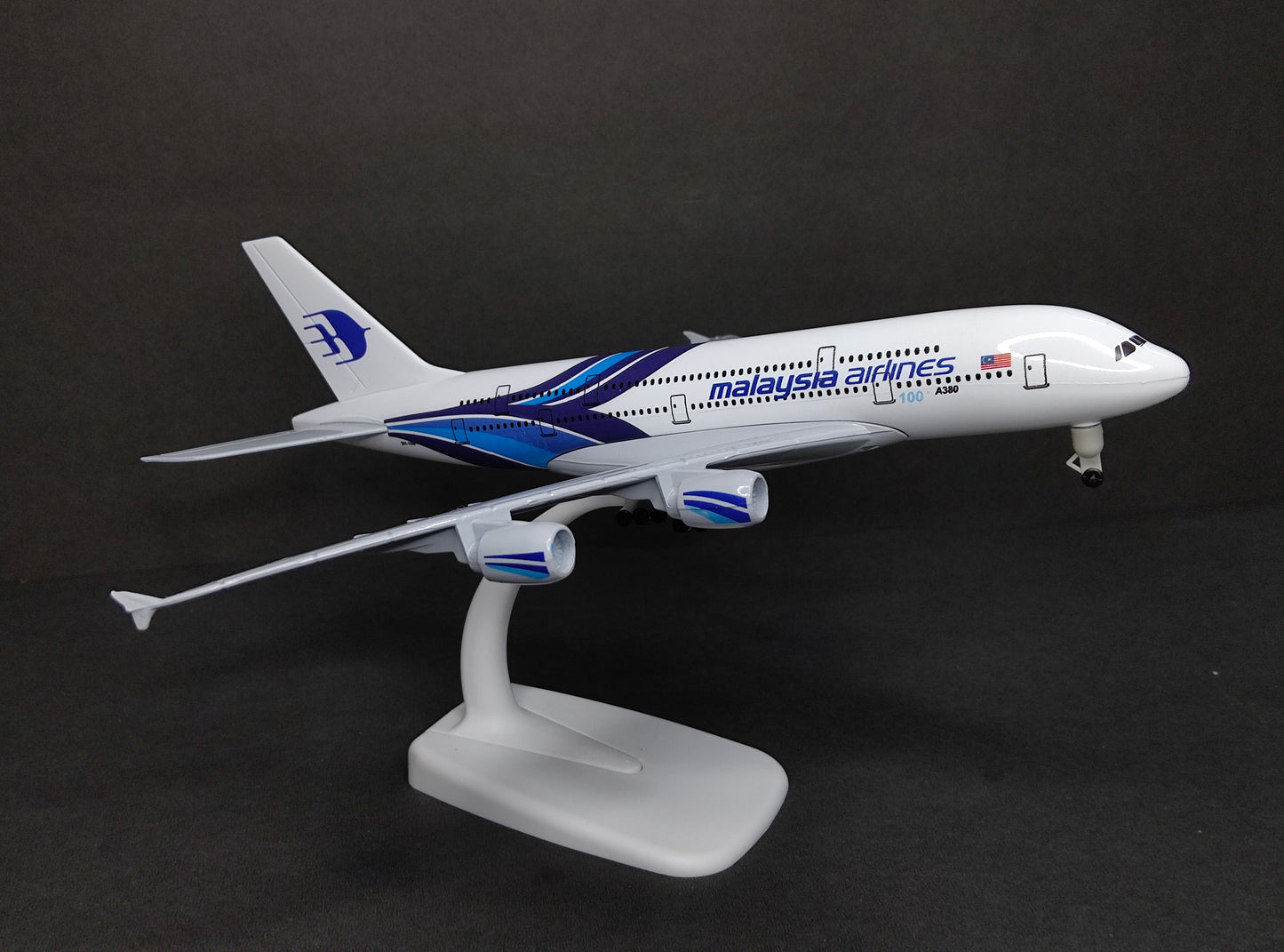 Malaysia Airlines Airbus A380-800 20cms Airplane Model