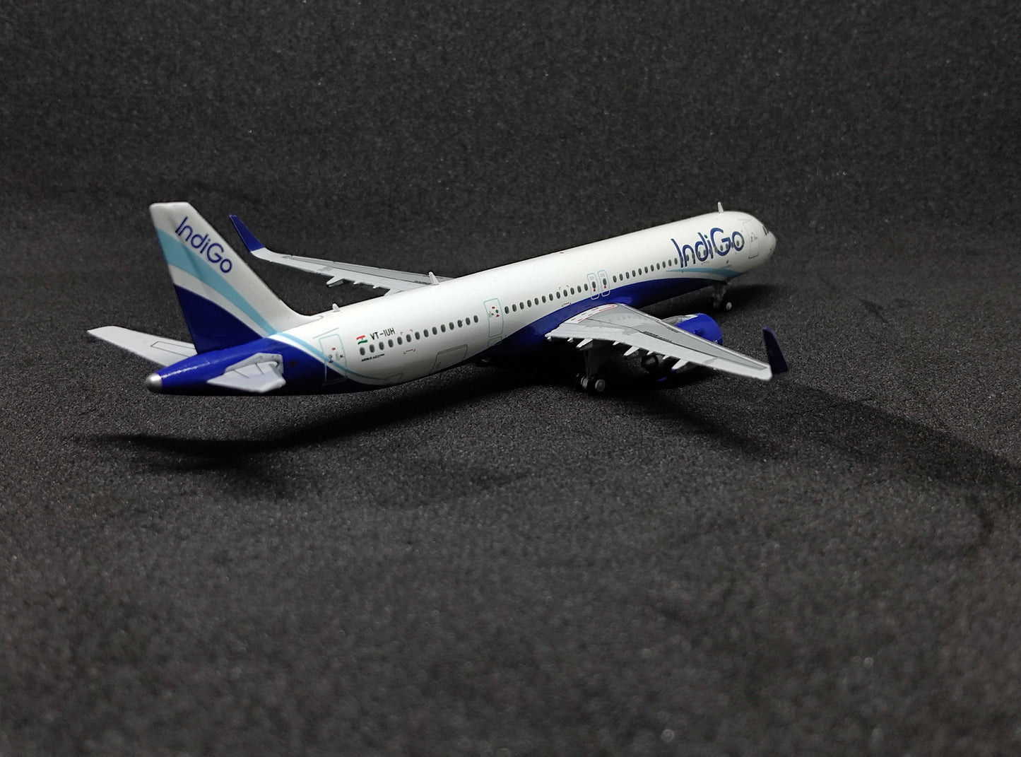 IndiGo Airbus A321neo (1000th neo sticker) VT-IUH 1/400 Diecast Scale Model JCWings
