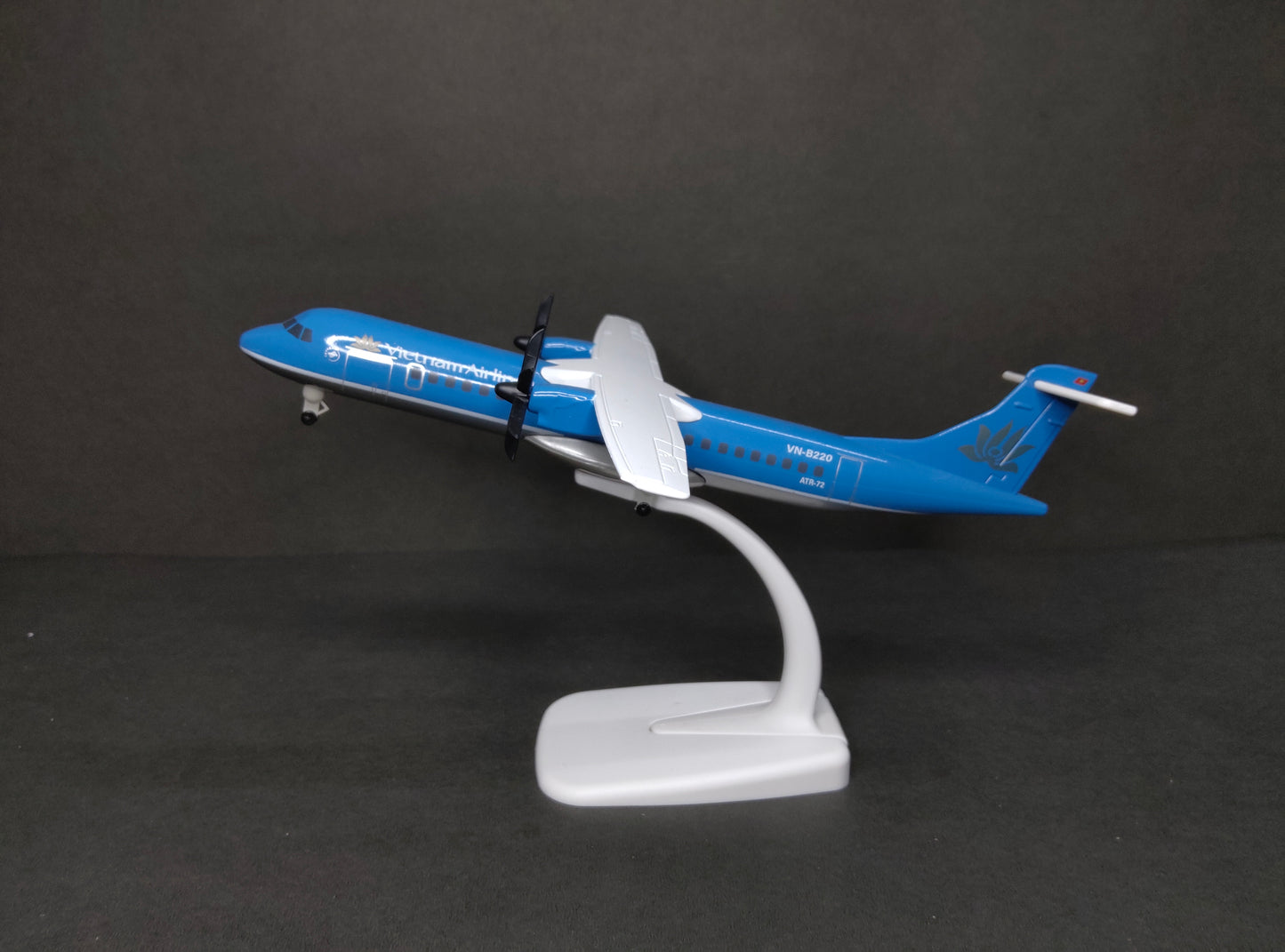 Vietnam Airlines ATR72-500 VN-B220 20cms Airplane Model