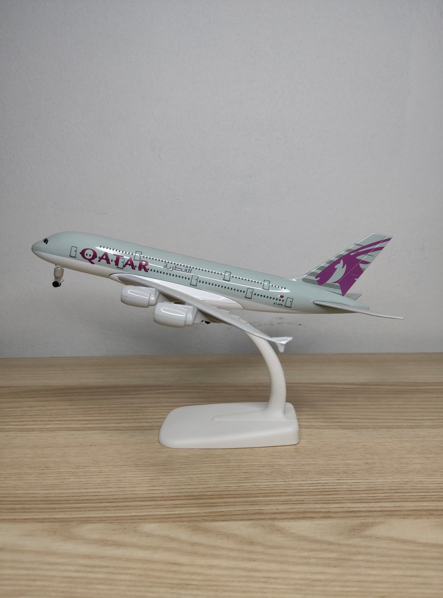 Qatar Airways Airbus A380-800 A7-APB 20cms Airplane Model