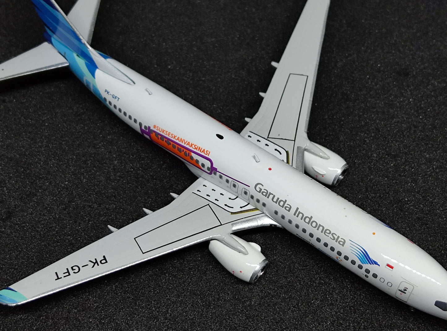Garuda Indonesia Boeing B737-800 PK-GFT (#SukseskanVaksinasi Livery) 1/400 Diecast Scale Model Phoenix