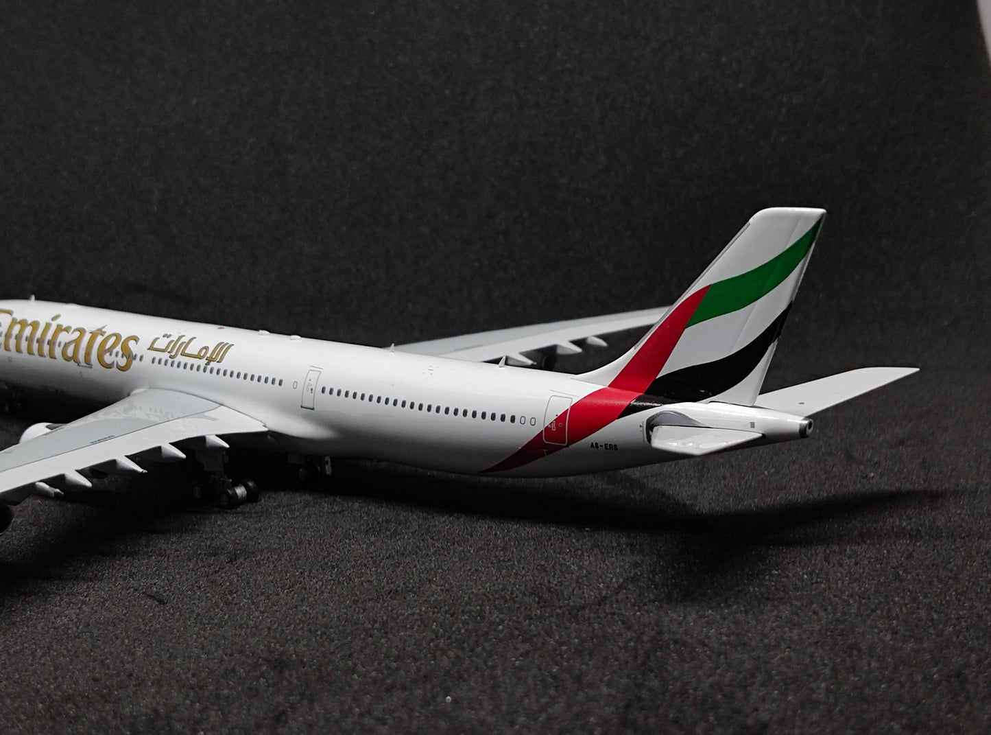Emirates Airbus A340-300 A6-ERS 1/400 Diecast Model Aviation400