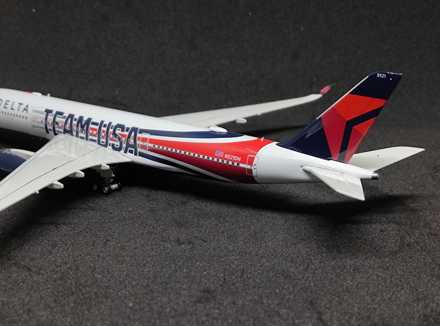 Delta Airlines (Team USA livery) Airbus A350-900 N521DN 1/400 Diecast Scale Model Aviation400 Detachable Landing Gear