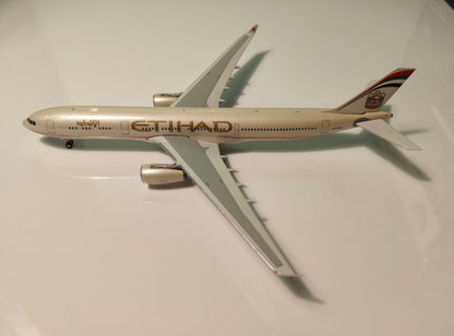 Etihad Airways Airbus A330-300 A6-AFB 1/400 Scale Diecast Phoenix Models