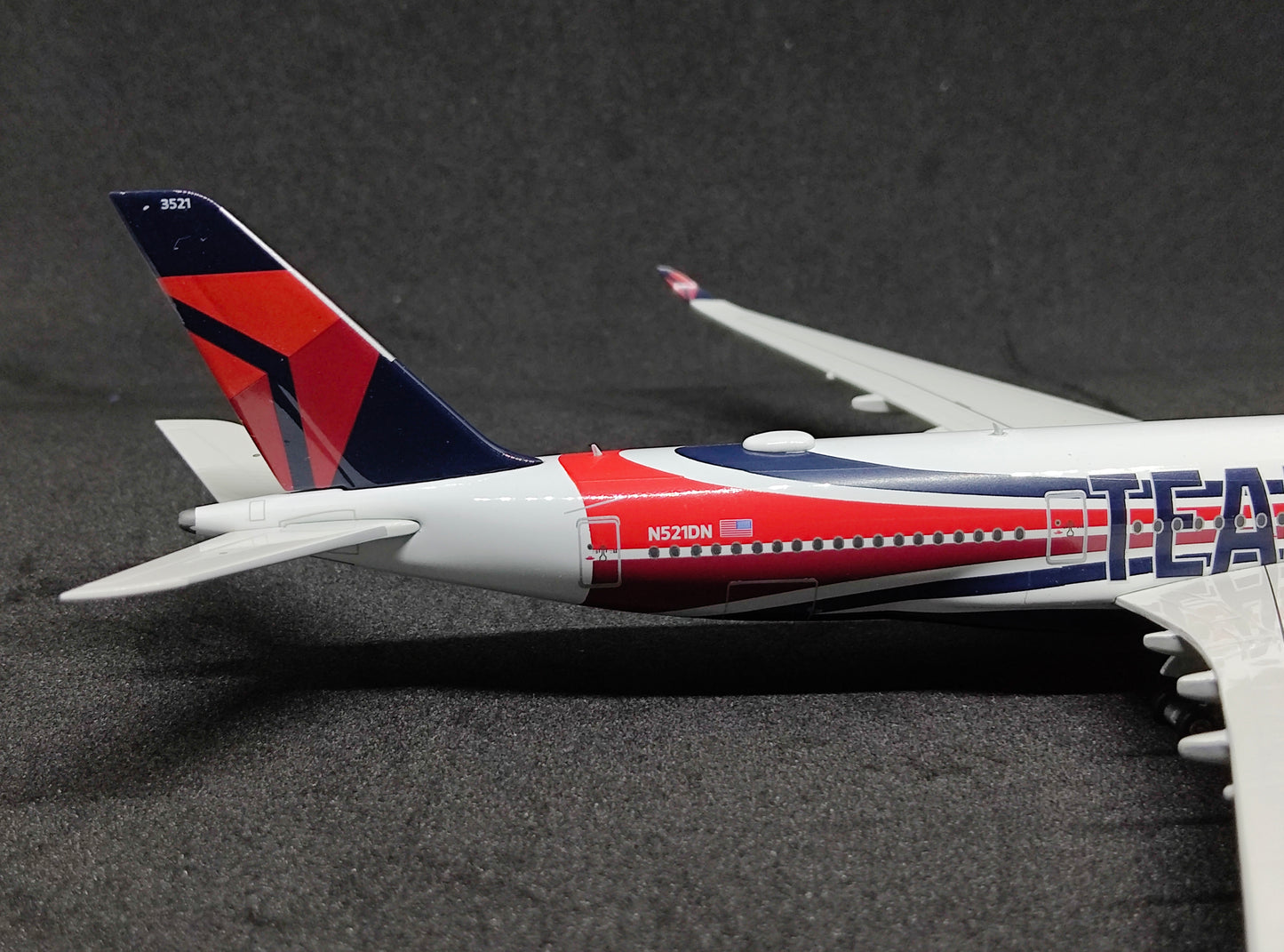 Delta Airlines (Team USA livery) Airbus A350-900 N521DN 1/400 Diecast Scale Model Aviation400 Detachable Landing Gear